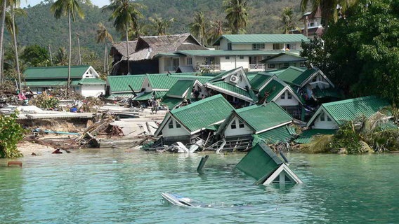 durch den Tsunami zerstörte Bungalows am Strand von Phi Phi Island, Thailand © picture-alliance/ dpa/dpaweb | Stringer Foto: picture-alliance/ dpa/dpaweb | Stringer