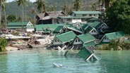 durch den Tsunami zerstörte Bungalows am Strand von Phi Phi Island, Thailand © picture-alliance/ dpa/dpaweb | Stringer Foto: picture-alliance/ dpa/dpaweb | Stringer