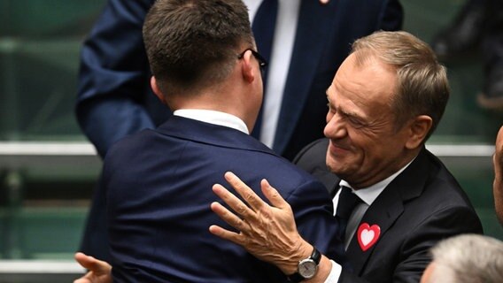 Donald Tusk (r), Vorsitzender der größten Oppositionspartei, umarmt Szymon Holownia, einer der beiden Chefs des oppositionellen Wahlbündnis des Dritten Wegs und neu gewählter Sejm-Sprecher. © picture alliance/dpa/PAP | Radek Pietruszka Foto: Radek Pietruszka