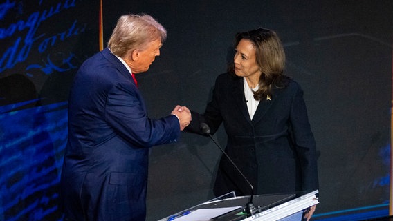 Kamala Harris gibt Donald Trump zu Beginn des TV-Duell die Hand, in Philadelphia, 10.09.2024 © DOUG MILLS/The NewYorkTimes/Redu Foto: DOUG MILLS/The NewYorkTimes/Redu