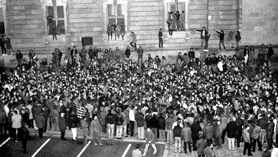Udo-Lindenberg-Fans am 25. Oktober 1983 vor dem Palast der Republik, an der Ecke Marstall © BStU 