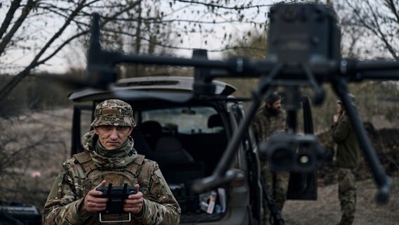 Ein ukrainischer Soldat startet eine Drohne im Gebiet der schwersten Gefechte. © picture alliance Foto: LIBKOS