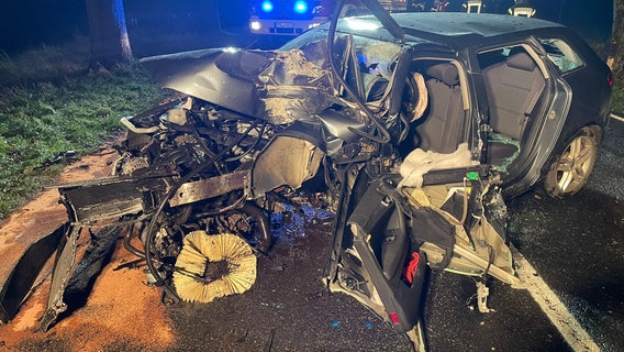 Ein völlig zerstörtes Auto steht auf einer Straße bei Apensen © Polizei Stade Foto: Polizei Stade