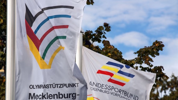 Die Flaggen vor dem Olympiastützpunkt in MV. © dpa | Jens Büttner 
