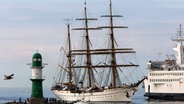 Das Segelschulschiff "Gorch Fock" beim Einlaufen in Warnemünde © picture alliance / dpa Foto: Bernd Wüstneck