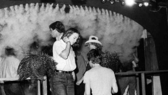 Gäste feiern im ehemaligen Club Sitrone in Hamburg-Poppenbüttel.  Foto: Frank Heier