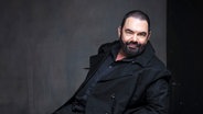 Marian Gold lehnt sich an eine Wand. © Helen Sobiralski Foto: Helen Sobiralski