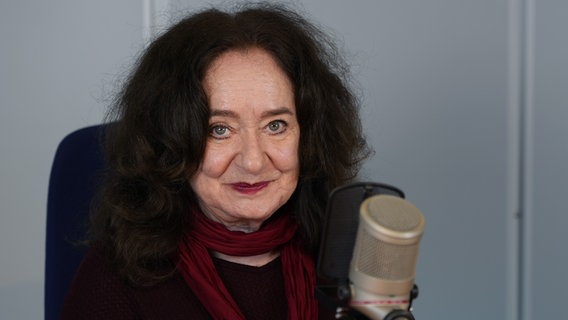Die Schauspielerin Mechthild Großmann sitzt am Mikrophon © NDR Foto: Frederike Burgdorf