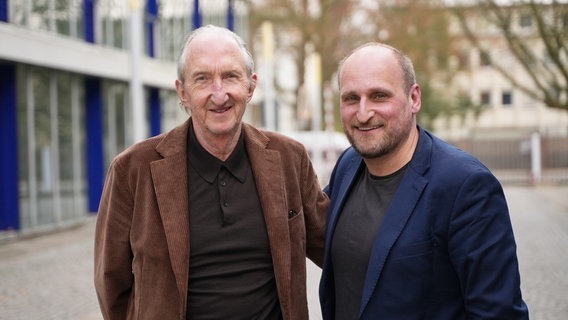 Mike Krüger und "Feel Hamburg" Host Daniel Kaiser stehen nebeneinander vor dem Funkhaus. © NDR Foto: Regina Kramer