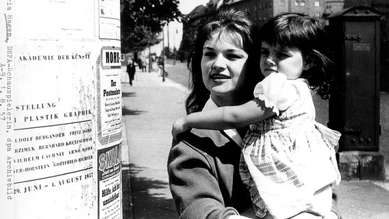 Die Schauspielerin und Sängerin Eva-Maria Hagen mit ihrer kleinen Tochter Nina auf dem Arm im Sommer 1957 in Ost-Berlin in der DDR. © dpa - Bildarchiv 