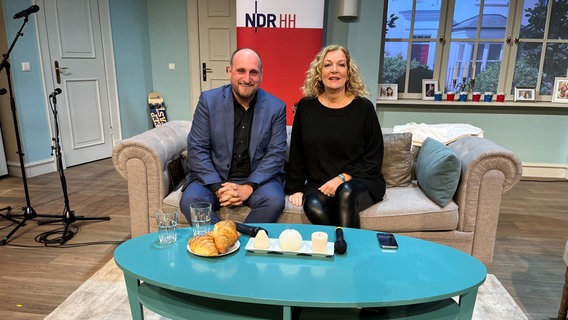 Bettina Tietjen und Daniel Kaiser sitzen auf einem grauen Sofa. © NDR 90,3 Foto: Regina Kramer