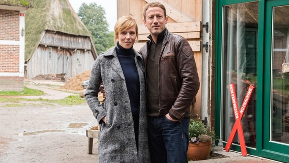 Die Schauspieler Franzsika Weisz (links) und Wotan Wilke Möhring stehen am 19. Oktober 2016 in Hamburg während der Dreharbeiten zum Tatort "Böser Boden" auf einem Bauernhof. © dpa - Bildfunk Foto: Daniel Bockwoldt/dpa