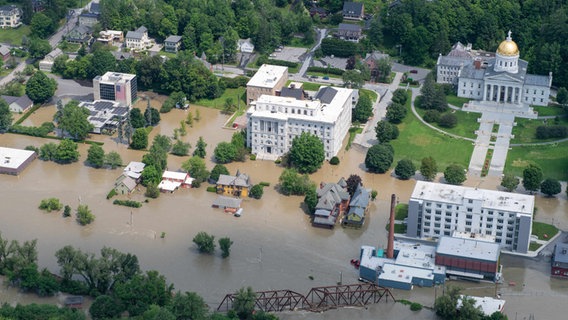 Montpelier in Vermont ist überschwemmt © picture alliance / ZUMAPRESS.com Foto: Msgt. Michael Davis/Vermont Nati