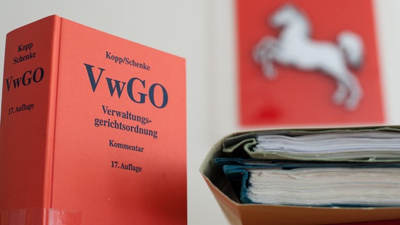 Auf einem Tisch steht ein Gesetzbuch mit dem Titel: "Verwaltungsgerichtsordnung". © dpa - Bildfunk Foto: Philipp Schulze