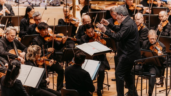 Alan Gilbert dirigiert das Visions-Festival-Eröffnungskonzert des NDR Elbphilharmonie Orchesters. © Sophie Wolter Foto: Sophie Wolter