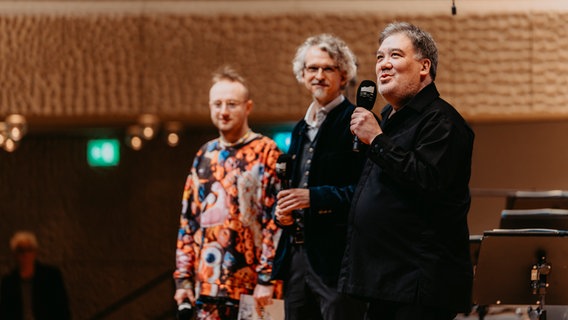 Alan Gilbert, Bernd Richard Deutsch und Alex Paxton beim Erföffnungskonzert des Visions Festivals 2025. © Sophie Wolter Foto: Sophie Wolter