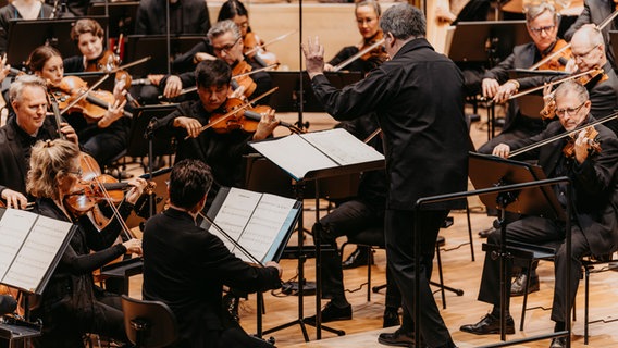 Alan Gilbert dirigiert Eröffnungskonzert des NDR Elbphilharmonie Orchesters. Visions Festival 2025 in der Elbphilharmonie Hamburg. © Sophie Wolter Foto: Sophie Wolter