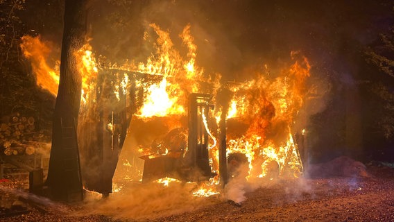 Ein landwirtschaftlicher Unterstand steht in Vollbrand. © Kreisfeuerwehr Rotenburg (Wümme) 