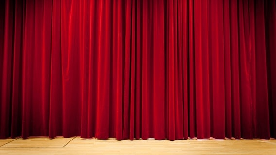 Ein roter Theatervorhang auf einer leere Bühne © .marqs / photocase.de Foto: .marqs