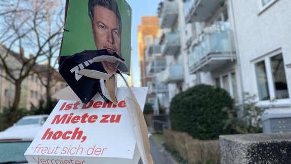 Abgerissene Wahlplakate in Hannover. © NDR Foto: Tina Alfes