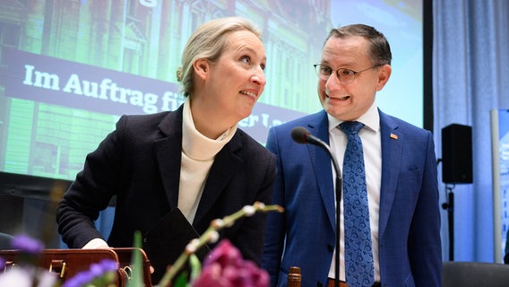 Alice Weidel (l), Bundesvorsitzende der AfD, und Tino Chrupalla, Bundesvorsitzender der AfD, stehen zu Beginn der konstituierenden Sitzung der AfD-Fraktion im Deutschen Bundestag. © dpa Foto: Bernd von Jutrczenka