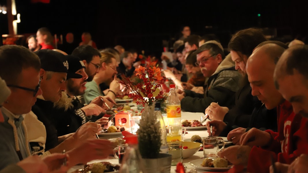 Stadtmission Kiel veranstaltet Weihnachtsessen für Wohnungslose NDR