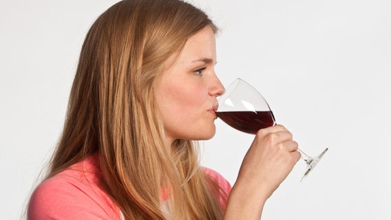 Eine Frau trinkt Rotwein aus einem Weinglas. © Colourbox Foto: Colourbox