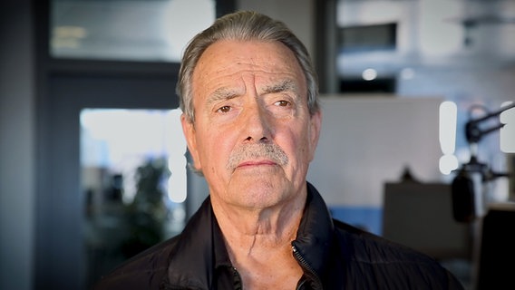 Schauspieler Eric Braeden schaut etwas nachdenlich in die Kamera. © NDR 