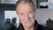 Schauspieler Eric Braeden steht im Studio der NDR 1 Welle Nord und lächelt. © NDR 