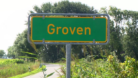 Das Ortsschild von Groven. © NDR Foto: Screenshot/NDR