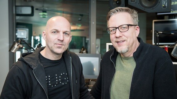 Fußball-Profi Stefan Schnoor steht im Hörfunkstudio neben Moderator Jan Malte Andresen. © NDR Foto: Janis Röhlig