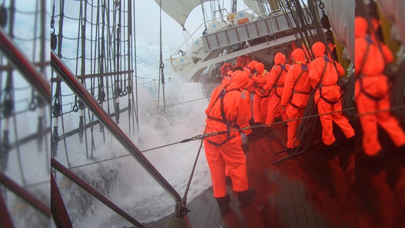 Auf der Passage über den Atlantik hat ein schwerer Sturm mit über zehn Meter hohen Wellen die "Gorch Fock" erwischt. © Kapitänleutnant Marco Hüde, Presseoffizier der Gorch Fock Foto: Jens Vollertsen