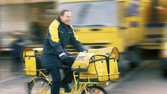 Zusteller der Deutschen Post AG auf dem Fahrrad. © Deutsche Post AG Foto: Pressefoto