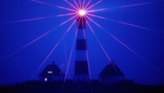Der leuchtende Leuchtturm Westerhever auf Eiderstedt. © picture-alliance © Herbert Schwind/OKAPIA 