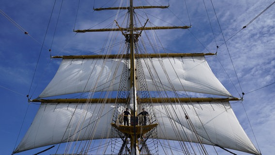 Seefahrerromantik: Die Gorch Fock unterwegs auf ihrer 147. Auslands-Ausbildungsreise. © picture alliance/dpa Foto: Marcus Brandt