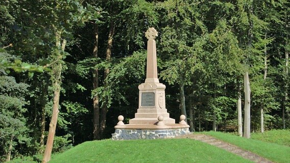 Denkmal vor dem grünen Wald © NDR Foto: Jörg Jacobsen