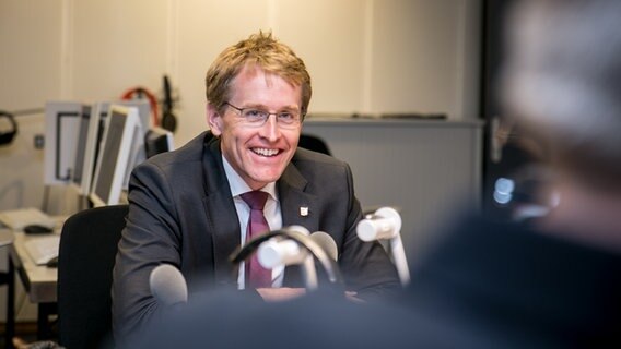 Ministerpräsident Daniel Günther im Gespräch im Hörfunkstudio. © NDR Foto: Janis Röhlig