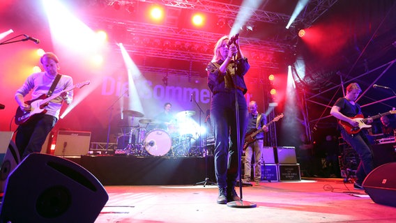 Die Band Juli steht auf der NDR Bühne bei der Sommertour in Kappeln. © NDR Foto: Björn Schaller