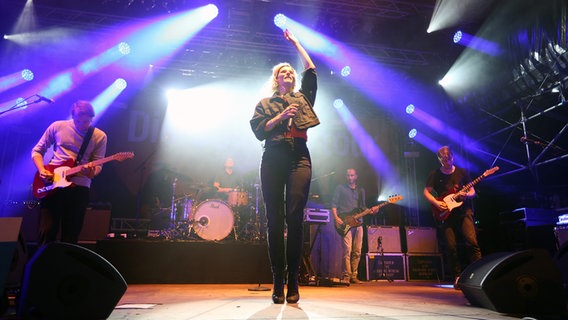 Die Sängerin der Band Juli springt auf der Bühne in die Luft. © NDR Foto: Björn Schaller