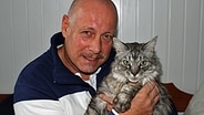 Hartwig Rudolz schmust mit seiner Katze © NDR Foto: Friedrich Keller