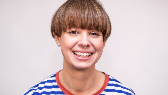 Ein Porträtfoto von NDR 1 Welle Nord Moderatorin Patricia Hölscher, die in die Kamera lächelt. © NDR Foto: Janis Röhlig