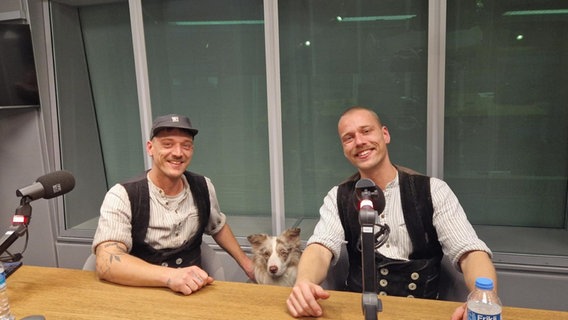 Die Handwerksbrüder Yannis und Laurin Bock sitzen in einem Hörfunkstudio und lachen in die Kamera. © NDR Foto: Doreen Pelz