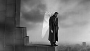 Engel Damiel (Bruno Ganz) blickt auf Berlin" - Szene aus "Himmel über Berlin" © NDR/Wim Wenders Stiftung 