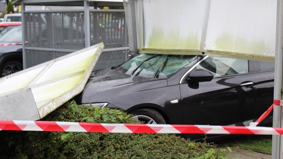 Auto steckt unter Werbeplakat fest © Freiwillige Feuerwehr Lüdersburg Foto: Joschka Schütte