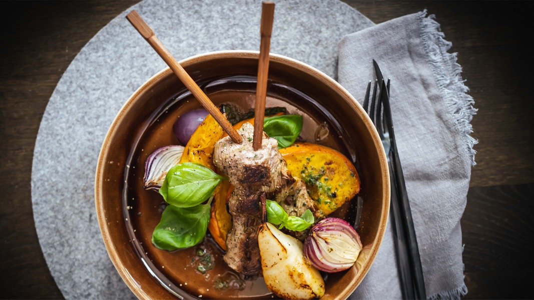 Orientalischer Wildschwein-Spieß mit Ofenkürbis und Birne | NDR.de ...