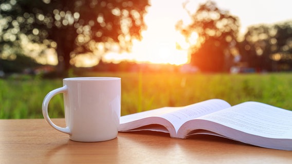 Kaffeetasse und Buch am Morgen auf dem Tisch © Panthermedia/ PhanuwatNandee Foto: PhanuwatNandee