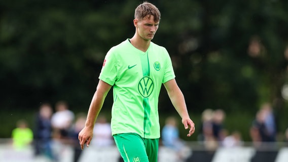 Bartosz Bialek vom VfL Wolfsburg in einem Testspiel gegen eine Regionalauswahl. © imago images Foto: Christian Schroedter