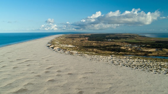 Blauer Himmel mit weißen Wolken über einer Sanddüne. © NDR Naturfilm / Doclights 