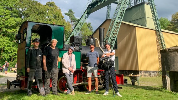 Von  links: Ulrich Funke (Kassenwart), Gunther Heider (1. Vorsitzender), Olaf Schmidt (Autor), Johannes Anders (Kamera), Philipp Vittali (Ton und Kameraassistent) © NDR 