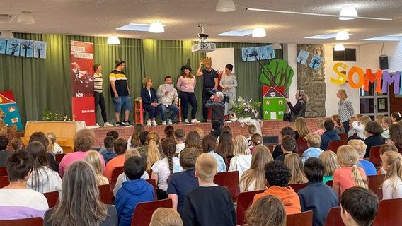 Kinder in der Aula der Grundschule Gadeland  bei der Lesung von Julia Westlake und Philipp Schmid. © NDR Foto: Tom Holste/Ronja Ahlbrecht